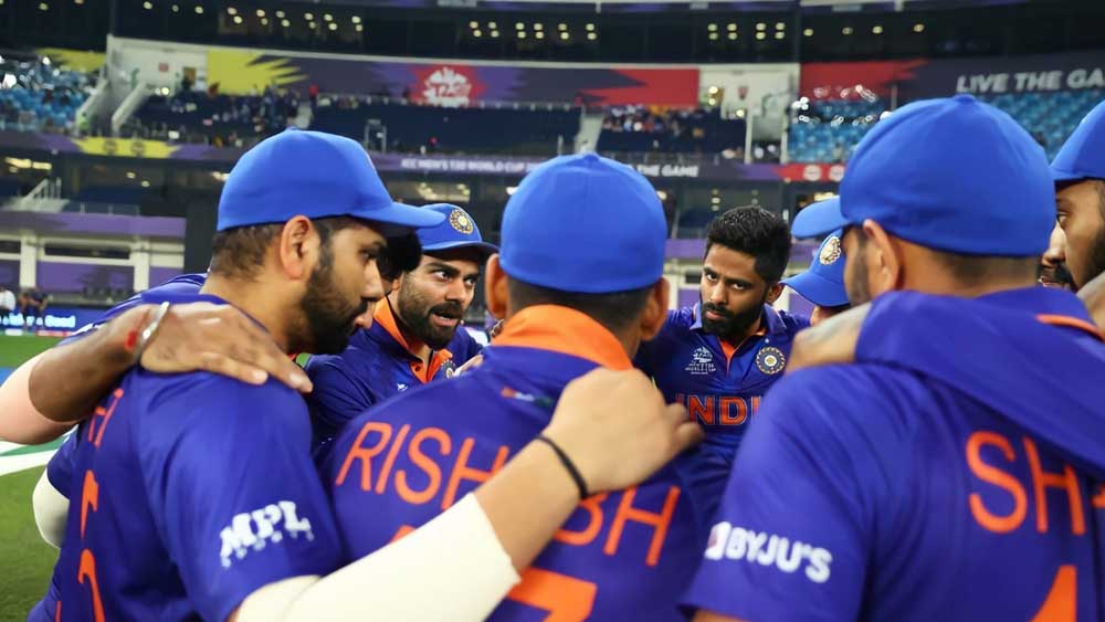 মাঠে নেমে কোহলী সবাইকে উদ্বুদ্ধ করেন। যেখানে আগেই বিদায় হয়ে গিয়েছে, সেখানে কী ভাবে নিজেদের মেলে ধরতে হবে, সেটিই বোঝান কোহলী।