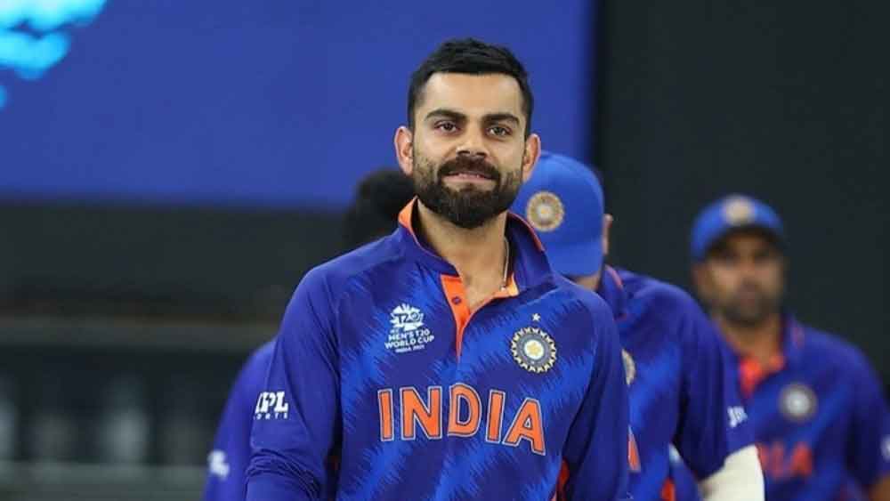 জাতীয় সঙ্গীত হওয়ার আগে কোহলী টি-টোয়েন্টি ক্রিকেটে শেষ বারের মতো নিজে সামনে থেকে দল নিয়ে নামেন।