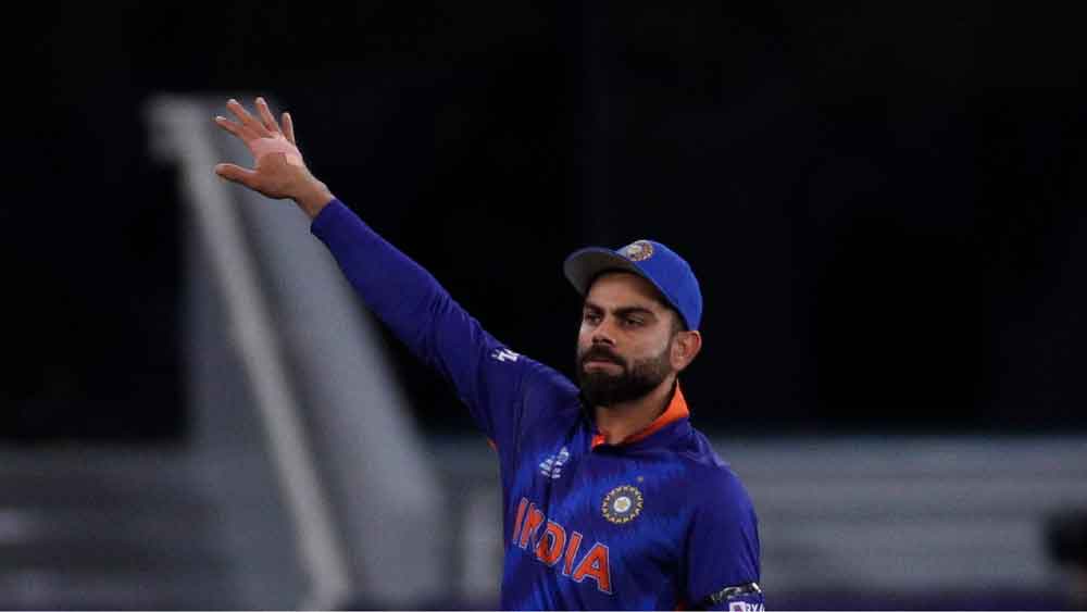 মাঠেও সারাক্ষণ পরিচিত মেজাজেই দেখা যায়। যে ভাবে ফিল্ডারদের নির্দেশ দেন, সোমবারও সেই ভূমিকায় দেখা যায় বারবার।