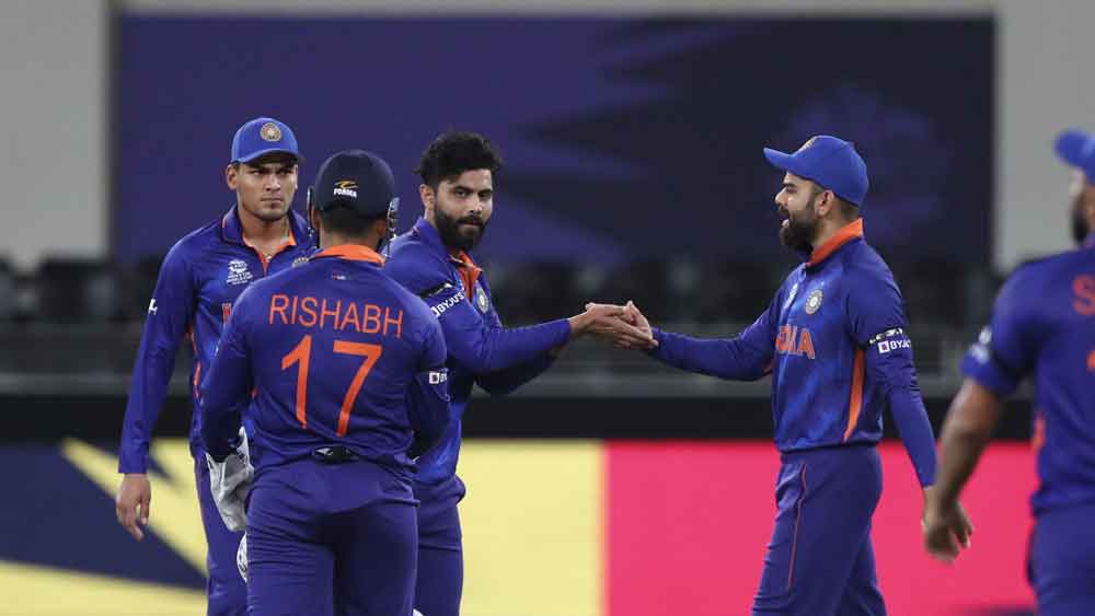 উইকেট পড়ার সময় যশপ্রীত বুমরা, মহম্মদ শামি, রোহিত শর্মাদের সঙ্গে উল্লাস করতে দেখা যায়।