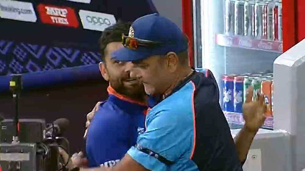 বিদায়ী কোচ রবি শাস্ত্রী বুকে জড়িয়ে ধরেন টি-টোয়েন্টি ক্রিকেটে বিদায়ী অধিনায়ককে।