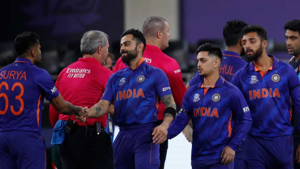 খেলা শেষ হওয়ার পর কোহলী ফের জড়িয়ে ধরেন সতীর্থদের।