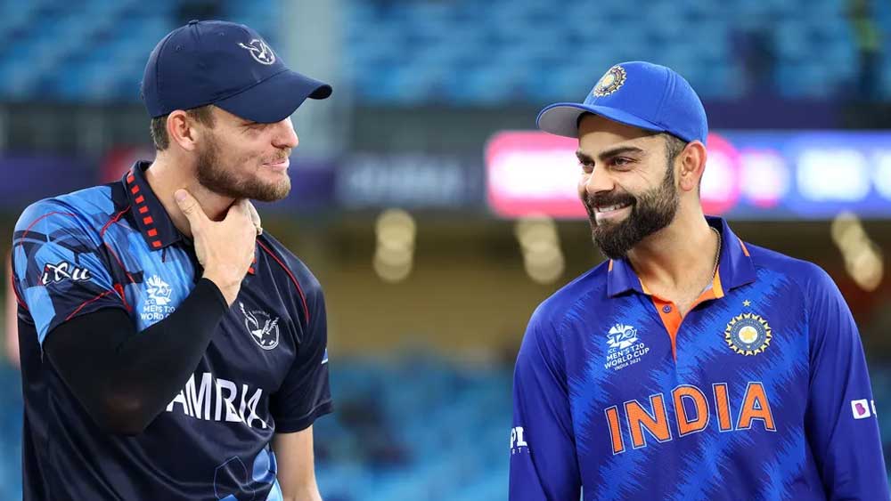 নামিবিয়ার অধিনায়ক ইরাসমাস শুভেচ্ছা জানিয়ে যান কোহলীকে।