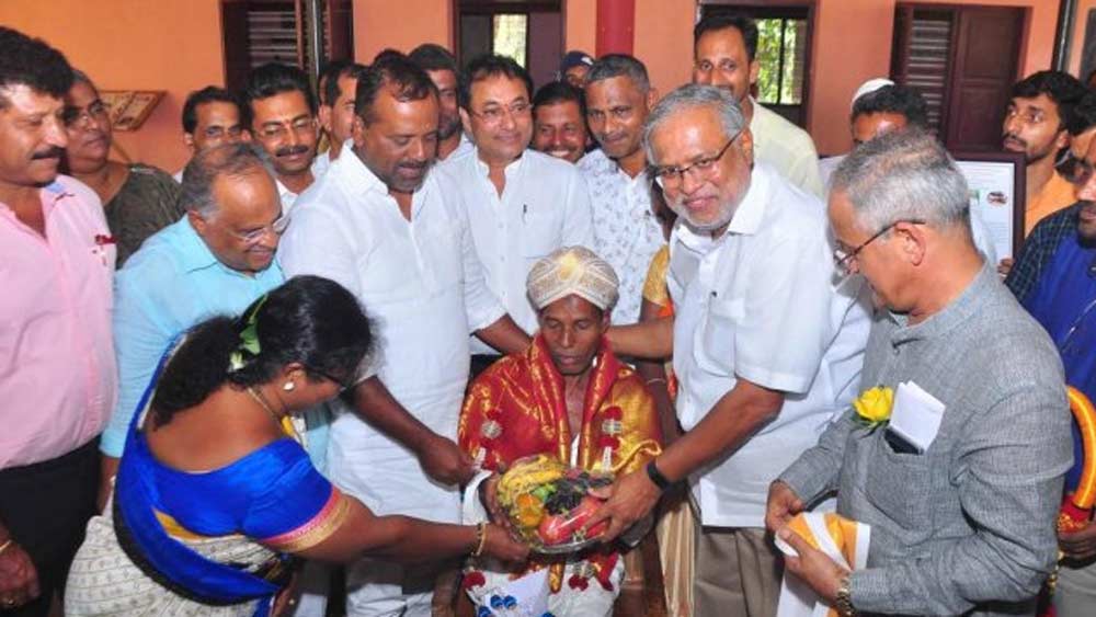 একটি স্কুলের পরিকাঠামোর জন্য কী কী প্রয়োজন সে সব কিছুই জানতেন না তিনি। সমস্ত খোঁজ-খবর নিয়ে সাংসদের সঙ্গে দেখা করেন। সাংসদ তহবিল এবং নিজের জমানো পুঁজি মিলিয়ে ২০০০ সালে স্কুলটি খুলে ফেলেন তিনি।