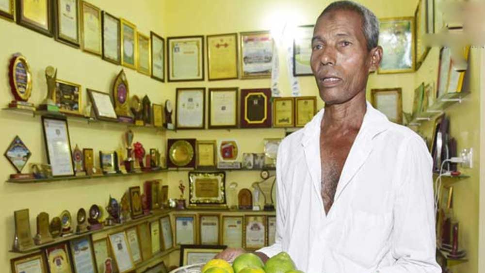 হরেকলার জন্ম কর্নাটকের মেঙ্গালুরুতেই। সেই ১৯৭৭ সাল থেকে তিনি ফল বিক্রি করে আসছেন মেঙ্গালুরু বাস ডিপোর সামনে। এখন তাঁর বয়স ৬৬ বছর।