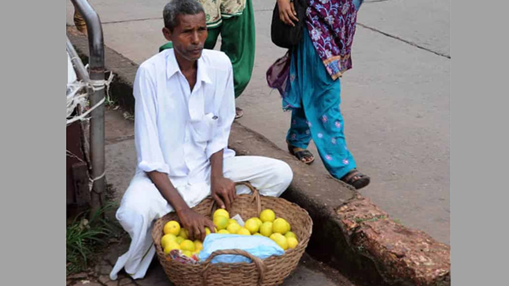 ২০ বছরেরও বেশি সময় ধরে মেঙ্গালুরুর বাস ডিপোর সামনে ফলের ঝুড়ি নিয়ে বসেন। আসা-যাওয়ার মাঝে পথচলতি মানুষ তাঁর কাছ থেকে ফল কিনে নিয়ে যান। হাসিমুখে  ক্রেতাদের সেই ফল বিক্রি করেন। গল্পে মজে যান তাঁদের সঙ্গে।