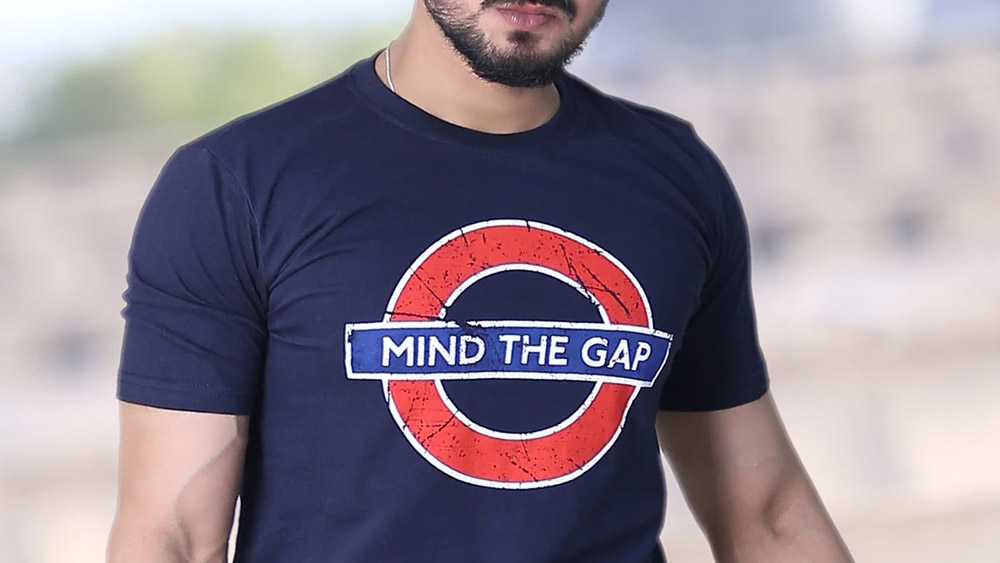 লন্ডন ঘুরতে-যাওয়া পর্যটকদের জন্য স্মরণিকা হিসাবে কিনতে-চাওয়া টি-শার্টে, কফি মাগে, চাবির রিংয়ে— সর্বত্র লেখা হতে থাকল ‘মাইন্ড দ্য গ্যাপ’।
