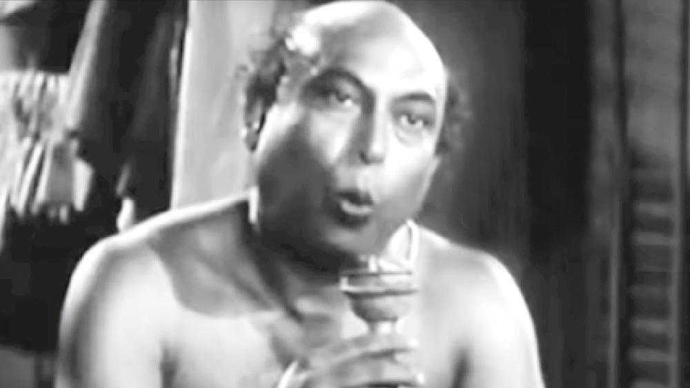 পর্দায় তুলসী চক্রবর্তীকে দেখলে নড়েচড়ে বসতেন আপামর দর্শক। বেধড়ক ‘গোমড়াথেরিয়াম’দের ঠোঁটের কোণও উসখুসিয়ে উঠত। কিন্তু এই মানুষটিই সত্যজিৎ রায়ের ‘পথের পাঁচালী’-র প্রসন্ন গুরুমশায়, ‘পরশ পাথর’-এর পরেশবাবু। কমেডিকে ছাপিয়ে যেতেন তিনি। আর ‘সাড়ে চুয়াত্তর’ তো আজ ইতিহাসের পাতায় জ্বলজ্বল করছে। সঙ্গের ছবিটি সেই চলচ্চিত্রেরই। ১৯৫৩ সালের সেই ছবির পরিচালক ছিলেন নির্মল দে।