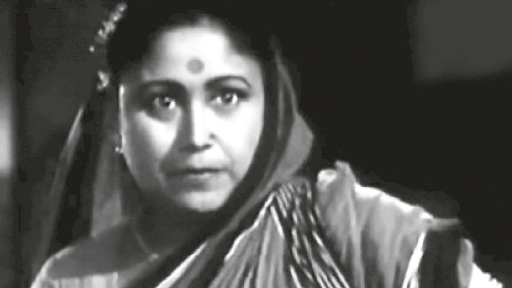 পর্দায় তিনিই প্রথম ‘রানি রাসমণি’। বাংলা ভক্তিমূলক ছবিতে এক সময়ে দাপটের সঙ্গে অভিনয় করেছেন মলিনা দেবী। তবে কৌতুক সৃজন কাকে বলে, তা-ও দেখিয়ে দিয়েছিলেন ‘সাড়ে চুয়াত্তর’-এ। সঙ্গের ছবিটি সেই চলচ্চিত্রের।