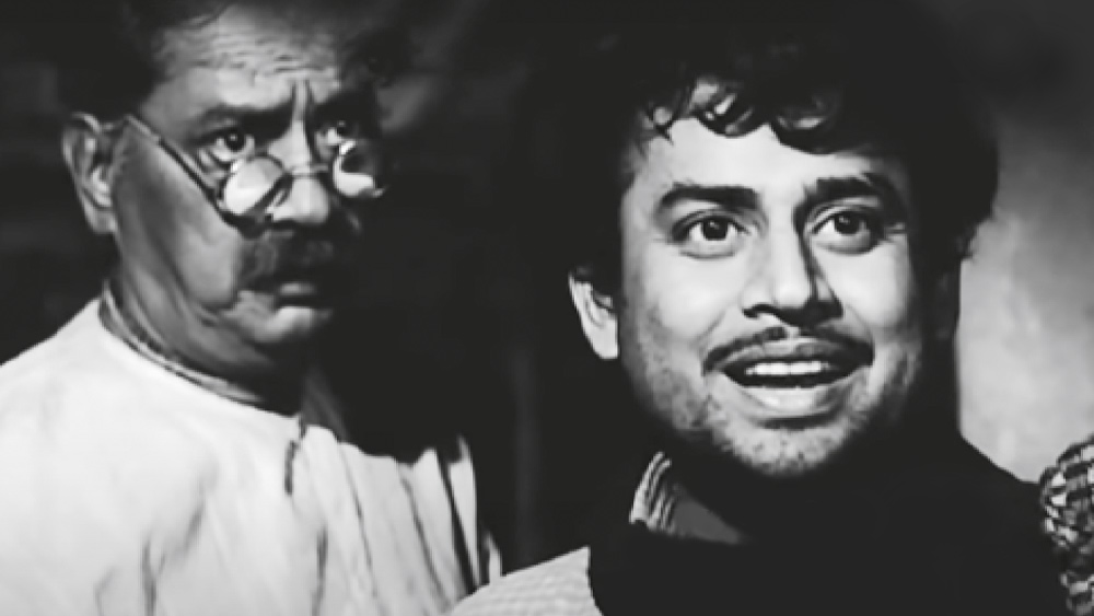 সারা জীবন ‘কমেডিয়ান’ তকমার বোঝা বইতে হয়েছে অনুপকুমারকেও। কিন্তু তরুণ মজুমদারের পরিচালনায় ‘পলাতক’ (১৯৬৩) বা ‘ঠগিনী’ (১৯৭৪)-তে তাঁর অভিনয় মোটেই সেই ছকের মধ্যে পড়ে না। ‘জীবনপুরের পথিক’ বাংলা সিনেমায় অনন্য স্থান অধিকার করে আছেন। সঙ্গের ছবিটি ‘পলাতক’-এর।