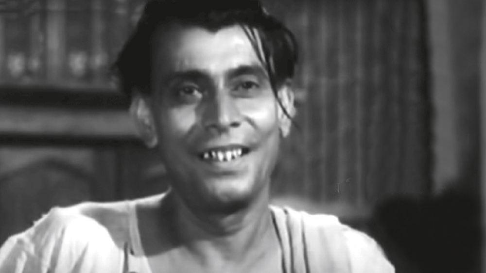 বিচিত্র কণ্ঠে বলে ওঠা— “বাবু, আমি চাকর মনিষ্যি।” আর তাতেই দর্শক মাৎ। নবদ্বীপ হালদার শুধু পর্দাতেই নয়, গ্রামোফোন রেকর্ডেও আসর মাতিয়েছেন এক কালে। তাঁর বহুবিধ কণ্ঠে গাওয়া কৌতুকগীতি ‘আর খেতে পারিনে বাপু প্যান্তাফ্যাচাং তরকারি’ মধ্যবিত্ত বাঙালির দিনযাপনে আজও নির্মম সত্য। সঙ্গের ছবিটি ‘সাড়ে চুয়াত্তর’ ছবির।