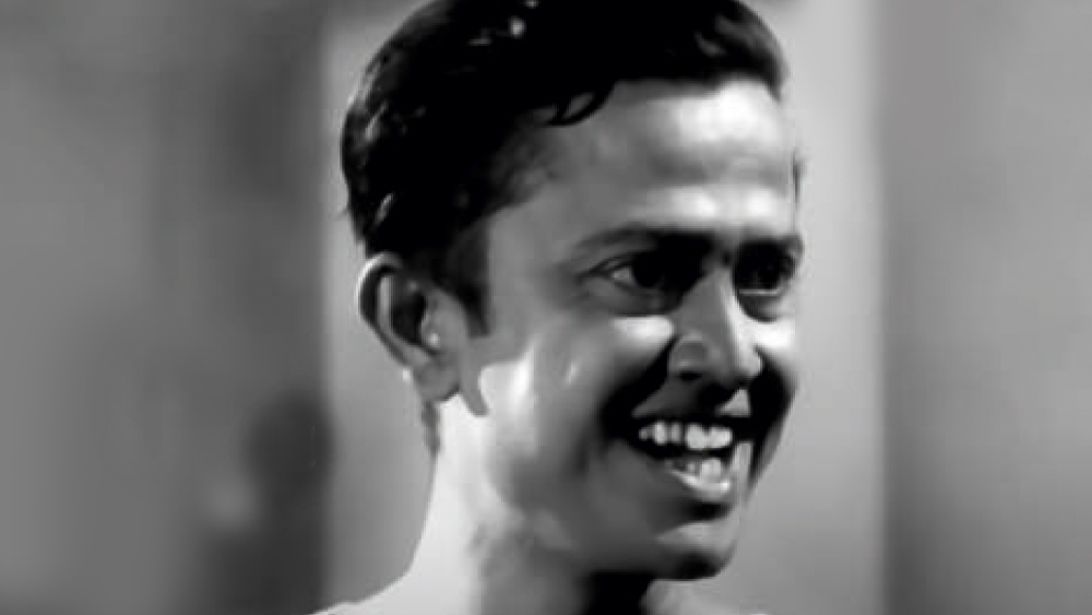 ‘সাড়ে চুয়াত্তর’ যে উত্তম-সুচিত্রা ছবির জুটি, সেই কথাটি মনে থাকে না দেখতে বসলে। ভানু বন্দ্যোপাধ্যায়ের “মাসিমা মালপো খামু”-কে কোন ব্যাকরণে বাঁধা যায়? আজীবন কমেডিয়ানের তকমা গায়ে এঁটেও ভানুর অভিনয় তালিকায় রয়েছে ১৯৫৯ সালে নির্মল দে-র পরিচালনায় ‘নির্ধারিত শিল্পীর অনুপস্থিতিতে’-র মতো ব্যতিক্রমী ছবিও। সঙ্গের ছবির উদ্ধৃতিটি ‘সাড়ে চুয়াত্তর’-এর, কিন্তু ভানুর অবয়ব ‘ওরা থাকে ওধারে’ (১৯৫৪) থেকে নেওয়া।