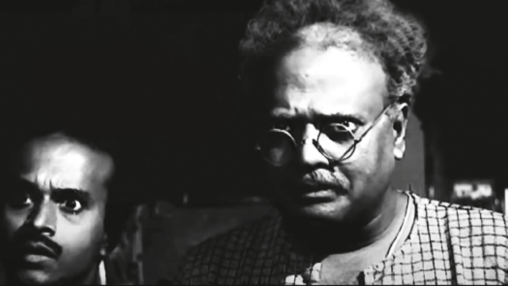 ভানু বন্দ্যোপাধ্যায়ের সঙ্গেই উচ্চারিত হত তাঁর নাম। জহর রায়। ভানু-জহর জুটি যেন বাঙালির নিজস্ব ‘লরেল-হার্ডি’। কিন্তু সেই জহর রায়ই যখন সত্যজিতের ক্যামেরায় হাল্লা রাজার কুচক্রী মন্ত্রী, তখন ভাবা প্র্যাকটিস করতে হয় তাঁর অভিনয় প্রতিভা নিয়ে। সঙ্গের ছবিটি ‘পলাতক’-এর।