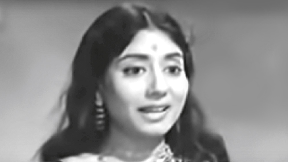 সাবিত্রী চট্টোপাধ্যায়কে কৌতুকাভিনেত্রী হিসেবে অস্বীকার করা যাবে না। তবু বাংলা ছবির সেই আলোকোজ্জ্বল জমানায় তিনি অন্যতমা নায়িকা হয়েও একের পর এক প্রথাভাঙা চরিত্রে অভিনয় করেছেন। তবে ‘পাশের বাড়ি’ (১৯৫২) বা ‘মৌচাক’ (১৯৭৪)-কে ভোলা অসম্ভব। সঙ্গের ছবিটি ‘ধন্যি মেয়ে’ ছবির।