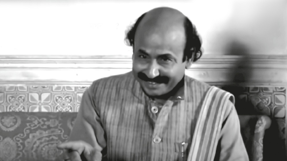 রহস্য-রোমাঞ্চ ঔপন্যাসিক লালমোহন গঙ্গোপাধ্যায় ওরফে ‘জটায়ু’-র চরিত্রে অনেক অভিনেতাই এসেছেন। কিন্তু সন্তোষ দত্তের জায়গা কেউই নিতে পারেননি। এ কথা ফেলুদা-পাগলরা নির্দ্বিধায় স্বীকার করেন। সত্যজিৎ রায়ের এই ‘আবিষ্কার’ যখনই পর্দায় এসেছেন, যে ভূমিকাতেই এসেছেন, দর্শকের সম্পূর্ণ মনোযোগ একাই আকর্ষণ করে নিয়েছেন। ‘সোনার কেল্লা’ (১৯৭৪) বা ‘জয় বাবা ফেলুনাথ’, উটের পিঠে অভিযান বা মগনলাল মেঘরাজের ডেরায় ছুরি ছোড়ার খেলার দৃশ্যে তিনি ‘কৌতুক’ নামের রসটিকে টপকে চলে গিয়েছেন বহু দূর। সঙ্গের ছবিটি ‘জয় বাবা ফেলুনাথ’-এর।