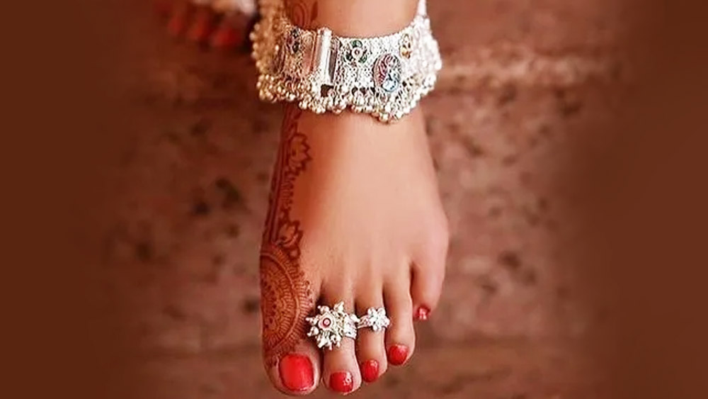 অনান্য গয়নার সঙ্গে  পায়ে পড়ুন রূপোর আংট বা চুটকি।