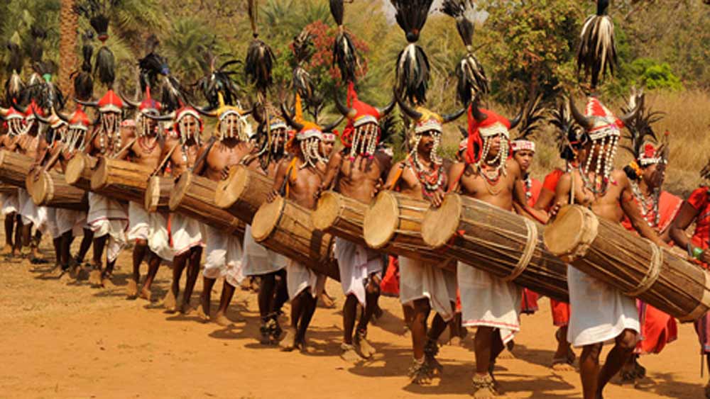 তবে এই জনজাতির কথা যত ছড়িয়েছে তাঁদের জীবনযাত্রা দেখতে ভিড় বেড়েছে পর্যটকদের। বিশেষজ্ঞদের আশঙ্কা, ক্রমে শহুরে সভ্যতা ও বিদেশি পর্যটকদের ভিড় এই জনজাতির মানুষের মনে অন্য রকম প্রভাব ফেলতে পারে।
