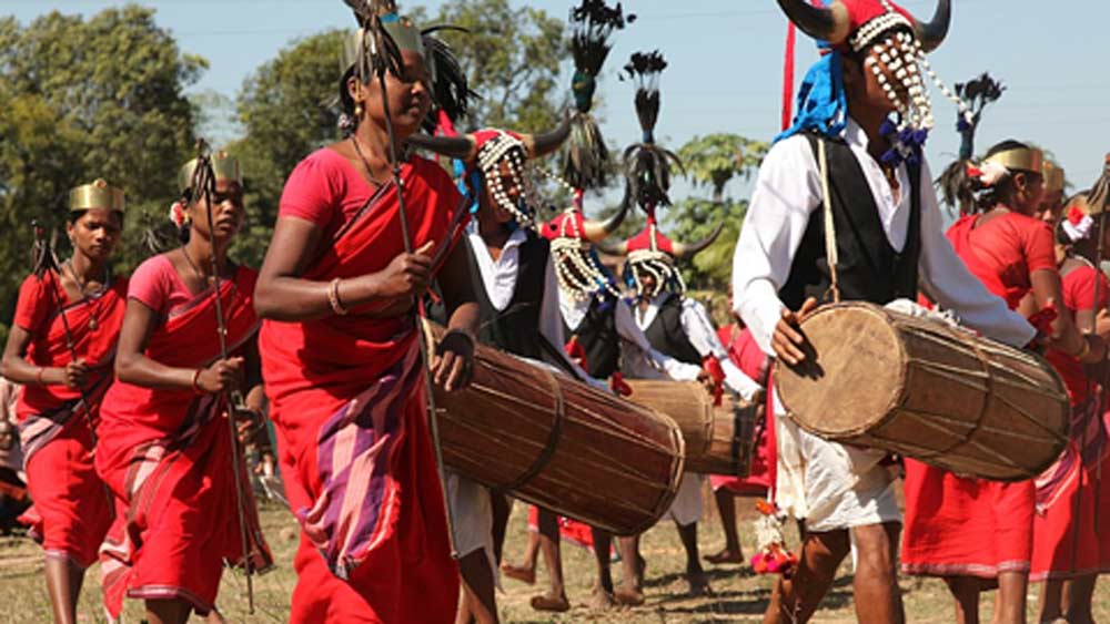 কোনও নারীর স্বামীর মৃত্যু হলে তাঁর শ্বশুরবাড়ির লোকেরাই তাঁর জন্য পাত্র খোঁজেন। ধুমধাম করে বিধবাবিবাহের আয়োজন হয়। এক বিশেষ ধরনের উৎসব রয়েছে তাঁদের। যেখানে ঊর্ধ্বাঙ্গ অনাবৃত অবস্থায় পুরুষ ও মহিলারা উল্লাসে মাতেন। তাঁরা একে অপরকে নানা বিদ্রুপও করেন। কিন্তু তা কখনও মাত্রা ছাড়িয়ে যায় না। এখানে ‘সভ্যতা’র মাপকাঠি একেবারে অন্য। যৌনতার এক স্বাধীনতা এখনও আছে এই জনজাতির মধ্যে।