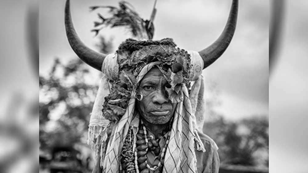 এই উপজাতির মানুষ মনেপ্রাণে বিশ্বাস করেন, ভালবাসা না থাকলে সেই সম্পর্ক বয়ে নিয়ে চলার কোনও অর্থ নেই। সঙ্গীকে ছেড়ে অন্য সঙ্গী বেছে নেওয়ার স্বাধীনতা নারী-পুরুষ উভয়েরই সমান রয়েছে। বিয়ের আগে যৌন সম্পর্কে কোনও নারীর সন্তান হলে, তাকেও খুব স্বাভাবিক ভাবেই আপন করে নেয় পুরো পরিবার।