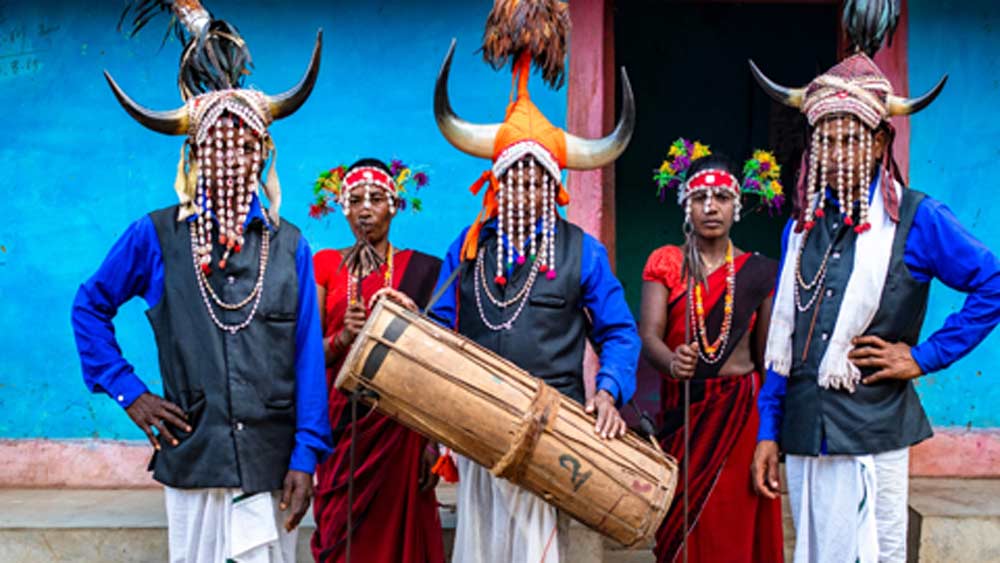 পুরুষ বা নারী যদি সেই সম্পর্কে খুশি না হয়ে থাকেন তা হলে যে কোনও সময় তাঁরা সেই সম্পর্ক থেকে বেরিয়ে আসতে পারেন বিনা বাধায়। একে অপরের মধ্যে যৌন সম্পর্ক স্থাপনে খুশি হলে তবেই তাঁদের বিয়ে দেওয়া হয়। আবার বিয়ের পরও যদি কারও অন্য কোনও নারী বা পুরুষকে ভাল লেগে থাকে, সে ক্ষেত্রেও বিনা বাধায় দাম্পত্য ভেঙে বেরিয়ে আসার স্বাধীনতা রয়েছে।