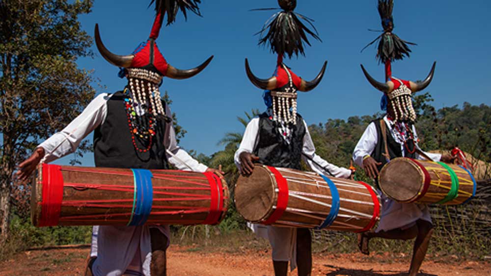 ছত্তীসগঢ়ের জগদলপুরেই মূলত এই জনজাতিদের বাস। নারী-পুরুষের যৌন সম্পর্কের যে সংজ্ঞা এঁরা রচনা করেছেন, তা আজও বিস্মিত করে।