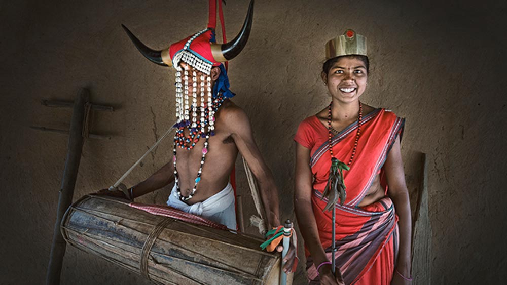 ছত্তীসগঢ়ের আদি জনজাতি গোন্ড। তাদেরই এক অংশের নাম ‘বাইসন-হর্ন মারিয়া’। বাইসনের শিঙের ব্যবহার করার জন্য এক সময় ইংরেজরাই নাকি এই নাম দিয়েছিল। এখন অনেকেই বন মহিষের বদলে হরিণ বা অন্য কোনও প্রাণীর শিং ব্যবহার করেন। কিন্তু নাম একই রয়ে গিয়েছে।