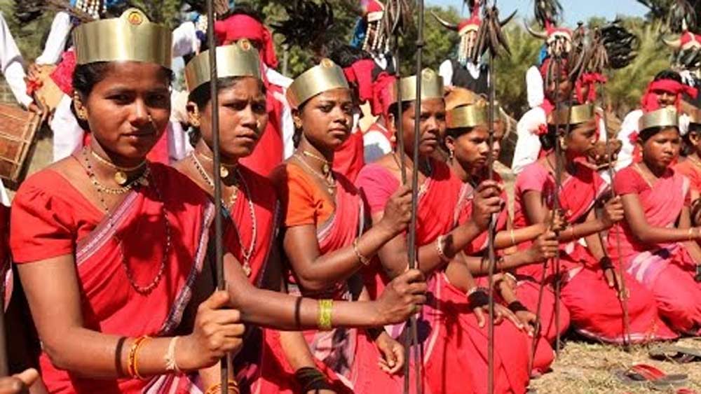 সমাজে নারী এবং পুরুষের সমানাধিকার নিয়ে সরব অনেকেই। কিন্তু প্রকৃত অর্থে নারী-পুরুষকে দাঁড়িপাল্লায় সমান ভাবে রাখতে পারে হাতেগোনা কয়েক জনই। এই জনজাতির সমাজে কিন্তু এটাই স্বাভাবিক নিয়ম। বছরের পর বছর ধরে পুরুষের সঙ্গেই তাল মিলিয়ে চলেন এই সমাজের নারীরা।