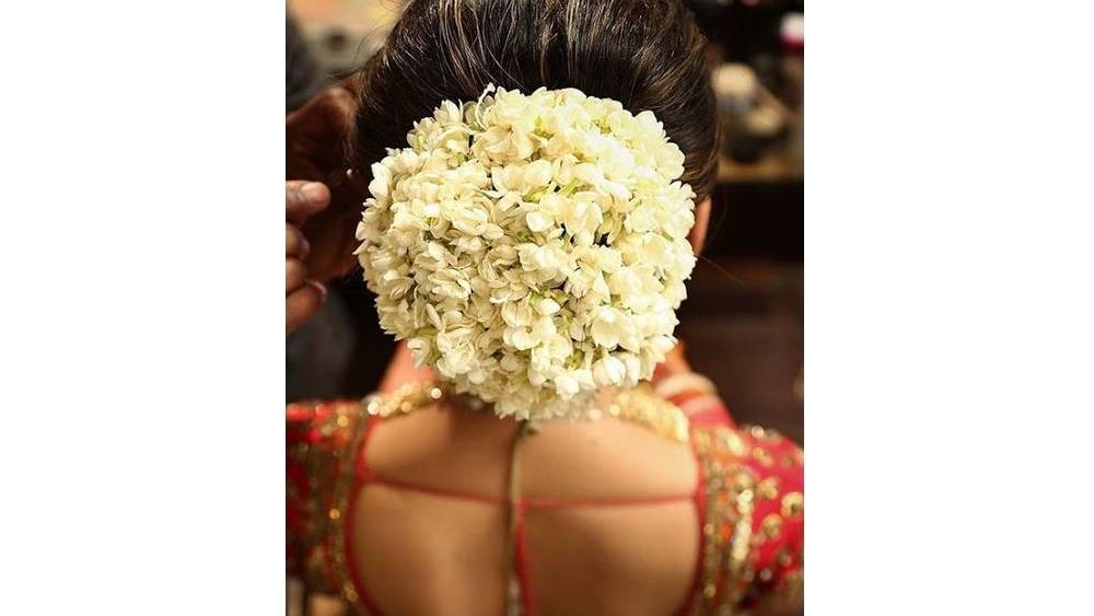 মেকআপের সঙ্গে সামঞ্জস্য রেখেই চুল বাঁধুন।