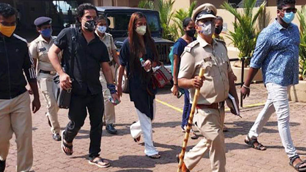 সে বছরই নভেম্বর মাসে ফের বিতর্কে জড়ান পুনম এবং স্যাম। গোয়া পুলিশের হাতে গ্রেফতার হন তারকা দম্পতি। অভিযোগ ছিল, দক্ষিণ গোয়ার ক্যানাকোনায় চাপোলি বাঁধের উপরে তাঁরা অশ্লীল ভিডিয়ো শ্যুট করছিলেন।