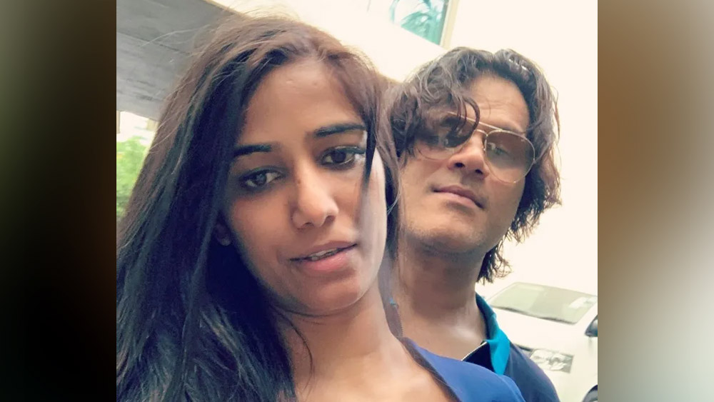 আবারও হাজতবাস হল স্যামের। মঙ্গলবার গ্রেফতার হলেন স্যাম বম্বে। স্ত্রীকে শারীরিক নির্যাতনের অভিযোগে তাঁকে গ্রেফতার করে মুম্বই পুলিশ। স্যামের বিরুদ্ধে অভিযোগ দায়ের করার পরেই হাসপাতালে ভর্তি হন পুনম। তাঁর মাথায়, চোখে এবং মুখে চোট লেগেছে বলে জানা গিয়েছে।