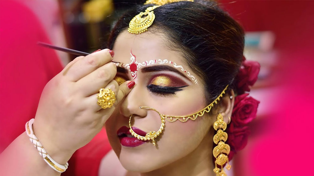 আইশ্যাডো বা ব্লাশ ব্যবহারে শিমারের পরিমাণে খেয়াল রাখুন।