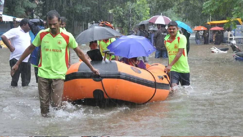 ক্রমাগত বৃষ্টিপাতের ফলে জলমগ্ন চেন্নাই শহর।