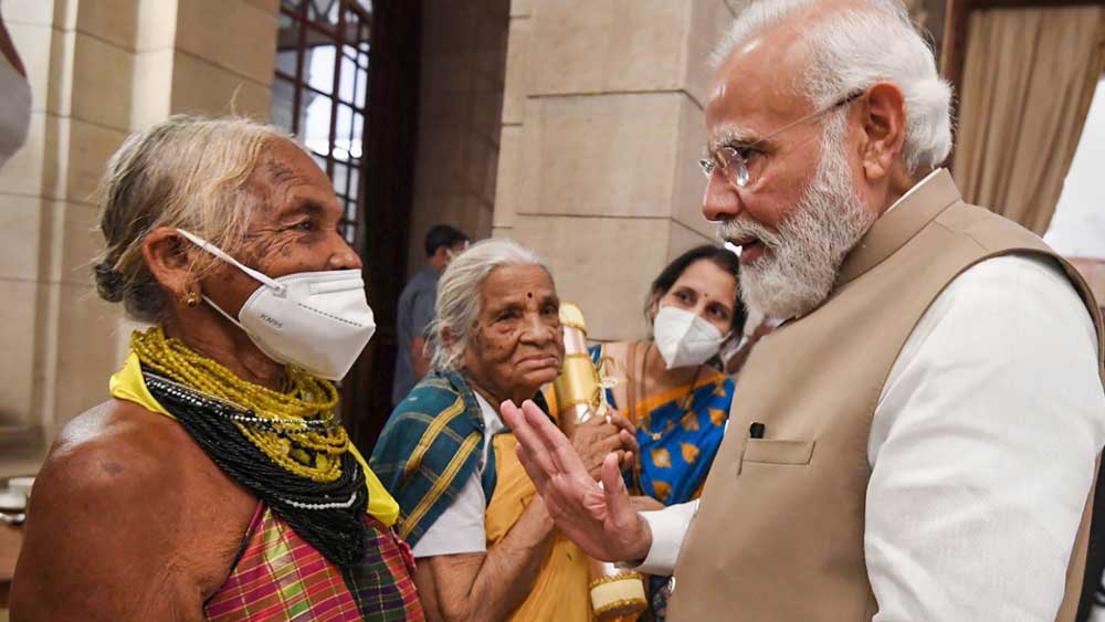পরনে চিরাচরিত পোশাক। হাতে-গলায় একরাশ উলোঝুলো গয়না। খালি পা। তুলসীকে দেখতে নজর ঘোরাচ্ছিলেন অনেকেই। সাবলীল ভঙ্গিতে পুরস্কার গ্রহণের আগে খানিকটা থেমে প্রধানমন্ত্রীর নমস্কারের প্রত্যভিবাদনও দিয়েছেন। ইতিমধ্যেই সে ছবি ভাইরাল।