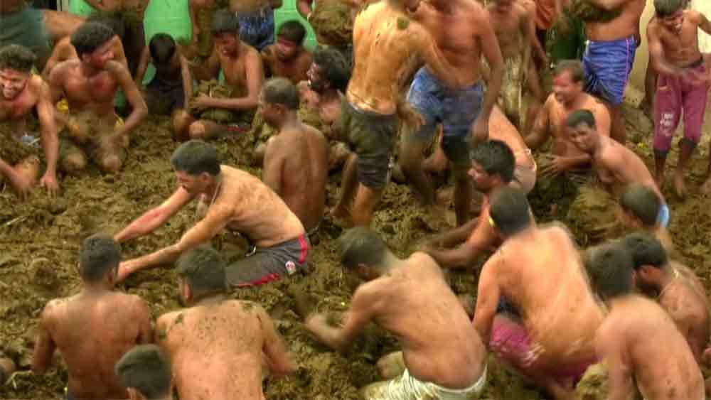 দেওয়ালির রাত শেষ হতেই এমন ছবি দেখা যায় কর্নাটক এবং তামিলনাড়ুর সীমানাঘেঁষা গ্রাম গোমাতাপুরায়। তাঁদের কাছে গোবরই অস্ত্রের রসদ! গোবর দিয়ে ‘যুদ্ধে’ মাতেন গ্রামের বাসিন্দারা। গোবর-যুদ্ধ করেই দেওয়ালির উৎসবে ইতি টানে গোমাতাপুরা।