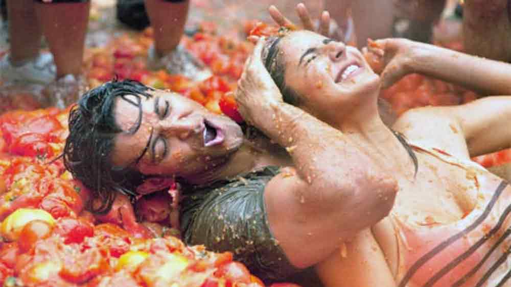 জোয়া আখতারের তৈরি ‘জিন্দেগি না মিলেগি দোবারা’ ফিল্মটির সেই দৃশ্য মনে পড়ে? স্পেনের রাস্তায় হাজারে হাজারে মানুষ পরস্পরের দিকে টোম্যাটো ছুড়ছেন। ‘লা তোমাতিনা’ নামে সেই টোম্যাটো-যুদ্ধই যেন অবিকল দেখা যায় গোমাতাপুরায়। তবে এ গ্রামে লাল টুকটুকে টোম্যাটোর বদলে ‘যুদ্ধে’র অস্ত্র গোবর!