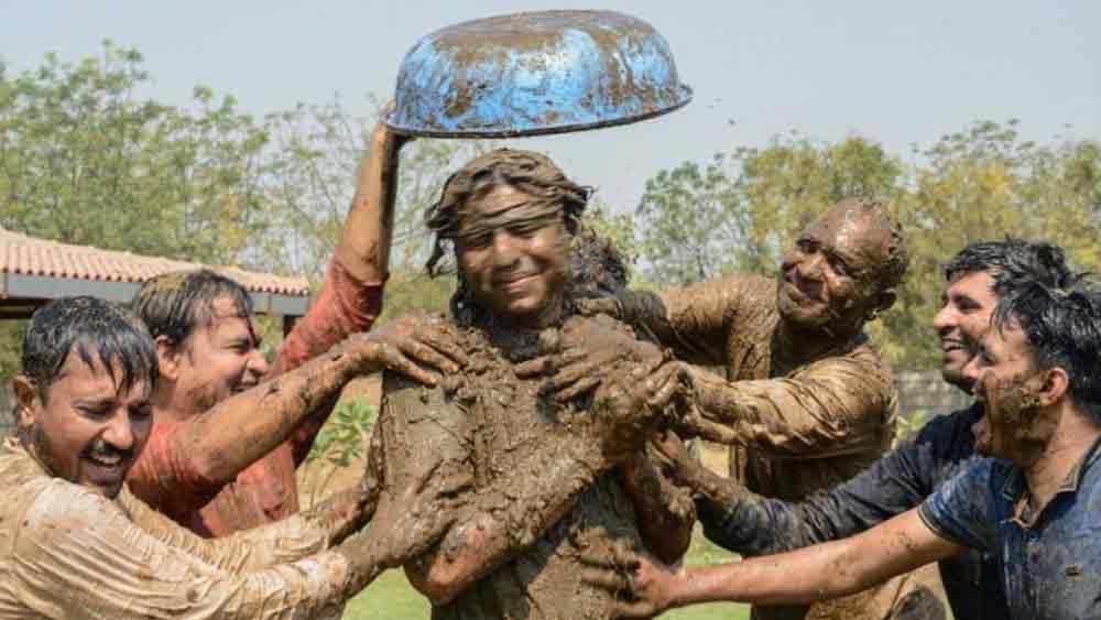 গোবরের গন্ধে যতই নাক বন্ধ হয়ে আসুক না কেন, তা নিয়ে যেন ভ্রুক্ষেপ নেই গোমাতাপুরার বাসিন্দাদের। তাঁদের কাছে এটা এক চিরাচরিত প্রথা। যুগ যুগ ধরে এ ভাবেই দীপালির উৎসব শেষ করেন গ্রামবাসীরা। গোবর-যুদ্ধের একটা গালভরা নামও রয়েছে— গোরেহব্বা পর্ব।