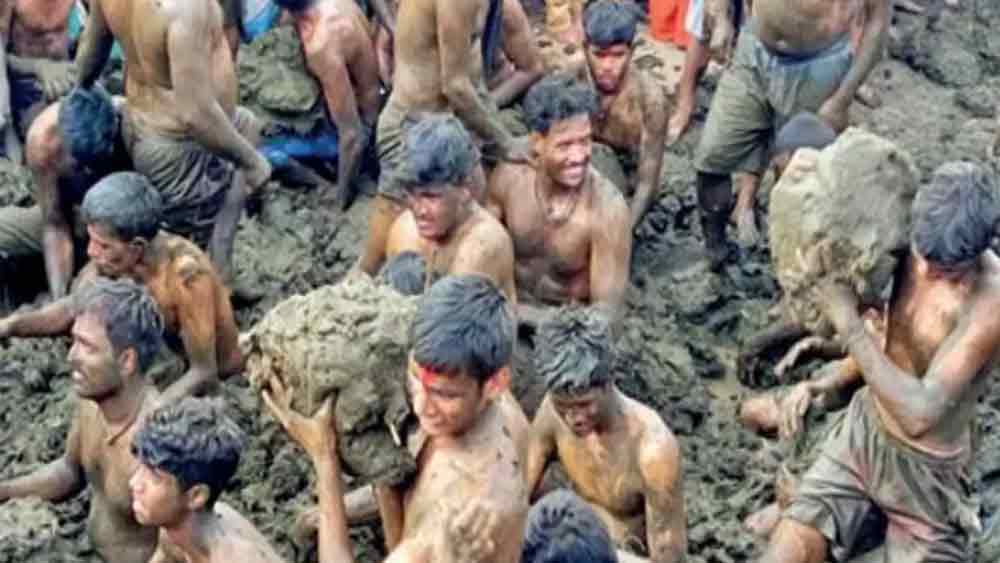 গোরেহব্বা পর্বের দিন বেশ আটঘাট বেঁধে প্রস্তুতি শুরু করেন গোমাতাপুরার বাসিন্দারা। গোবর-যুদ্ধের ‘রসদ’ সংগ্রহে নামেন গ্রামের পুরুষরা। দুপুর হতেই গ্রামের বাড়ি বাড়ি ঘুরে গোবর সংগ্রহের কাজে নামেন তাঁরা। স্বাভাবিক ভাবেই গরু-মহিষদের মালিকদের বাড়িতেই ভি়ড় হয় বেশি।