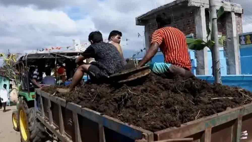 প্রচুর গোবর সংগ্রহের পালা শেষে সে সব শুদ্ধিকরণ এবং পুজোপাঠও করা হয়। ট্রাক-ট্রলি যে যাতে পারেন, তাতে গোবর ভরে নিয়ে যান গ্রামের মন্দিরের পুরোহিতের কাছে। এর পর শুরু হয় গোবরপুজো। প্রথামাফিক পুজোর পর পুরোহিতের আশীর্বাদ নিয়ে গোবর-যুদ্ধে নামেন গ্রামের পুরুষরা।