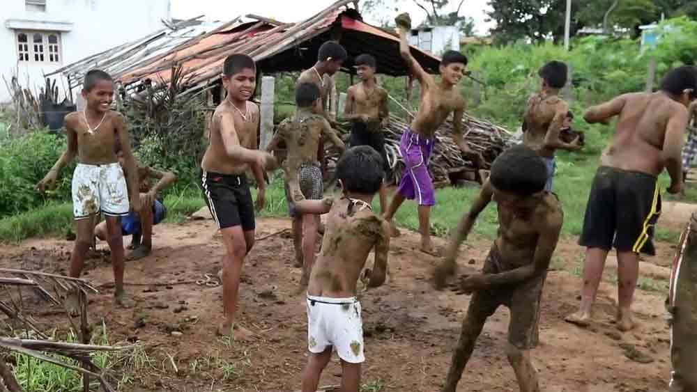 গোবর-যুদ্ধে শামিল হতে একে একে মাঠের ধারে জড়ো হতে থাকেন গ্রামের পুরুষরা। জুটে যায় কমবয়সি ছেলেরাও। এর পরই শুরু হয় যুদ্ধ! 