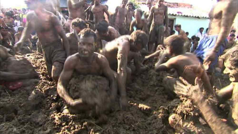 গোমাতাপুরার বাসিন্দারাই গোরেহব্বা পর্বে শামিল হন। এই যুদ্ধ দেখতে কম ভিড় হয় না। ফি বছরই দূরদূরান্তের বাসিন্দাদের ভিড় উপচে পড়ে গ্রামের মাঠে। তাঁদের কাছে গোরেহব্বা কোনও উৎসবের থেকে কোনও অংশে কম নয়।