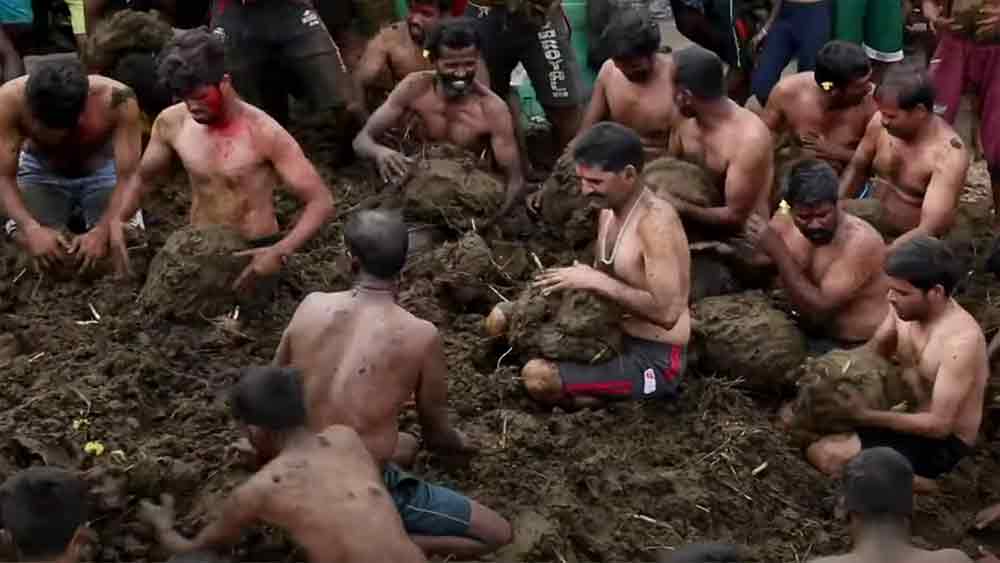 গত শুক্রবার দীপাবলির শেষে শনিবার বেশ শোরগোল করেই শেষ হয়েছে ‘গোবর-যুদ্ধ’। গোমাতাপুরার বাসিন্দাদের অনেকের মতে, ‘গোবর-যুদ্ধে’র এ প্রথা চালুর পিছনে স্বাস্থ্য সংক্রান্ত কারণও রয়েছে। মহেশ নামে গ্রামের এক কৃষিজীবীর দাবি, ‘‘গোরেহব্বা পর্বে গোবর মাখামাখি হওয়ায় বহু অসুখ দূরে সরে যায়। গোবরের জেরে রোগের হাত থেকে মুক্তি মেলে।’’ যদিও এর বৈজ্ঞানিক ভিত্তি রয়েছে কি না তা এখনও জানা যায়নি। তবে তা নিয়ে বোধ হয় বিশেষ চিন্তিত নন ‘গোবর-যোদ্ধারা’।