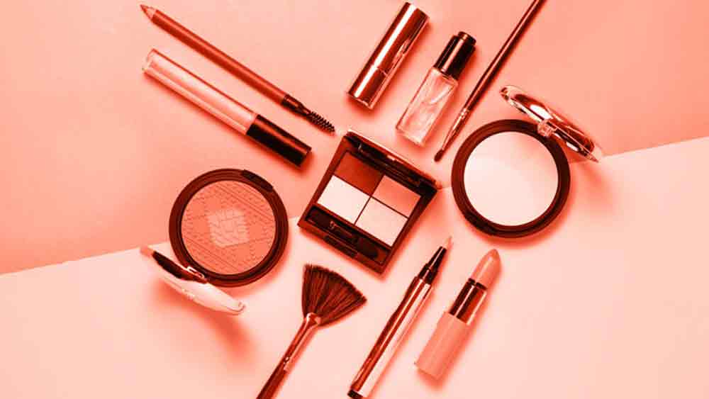 এই মুহূর্তে সফল বলা হলেও গোড়ার দিকে দেশের বাজারে নাইকা-র দাঁত ফোটানোকে প্রায় অসম্ভব মনে হয়েছিল অনেকের। প্রসাধনী সামগ্রী কিনতে দেশের মধ্যবিত্ত মহিলারা ছুটতেন পাড়ার দোকানে। লিপস্টিক বা স্ক্রাব কেনার আগে তা পরখ করে দেখার প্রশ্নই নেই। অনেকের মতে, এগুলিই বাজার ধরতে সাহায্য করেছে নাইকা-কে।