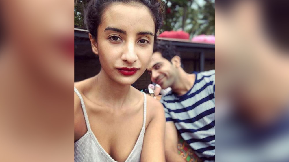 ‘হাত বাড়ালেই বন্ধু থেকে প্রেমিক’— রাজকুমারের সঙ্গে তাঁর প্রেমের বর্ণনা এ ভাবেই দেন পত্রলেখা। 