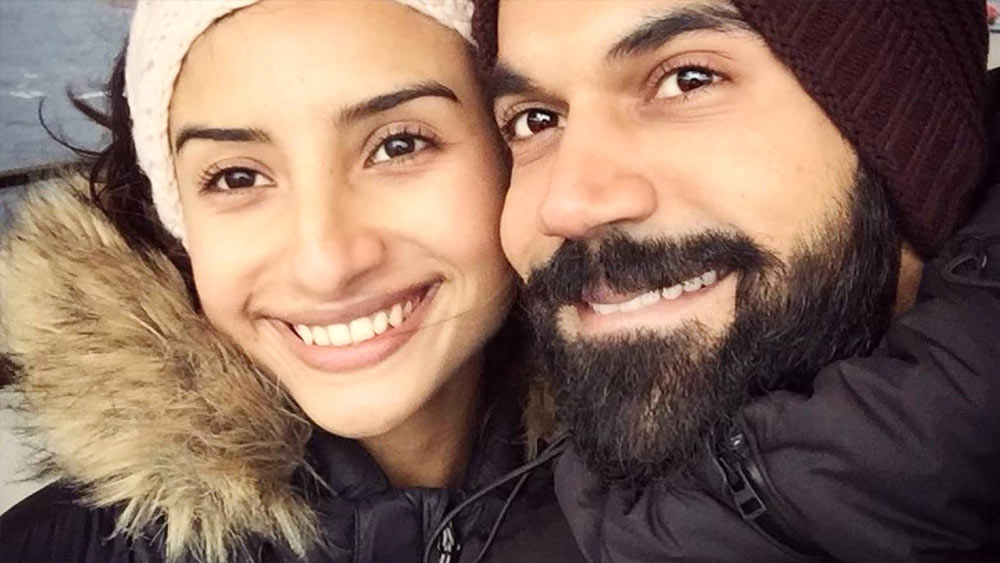 রাজকুমারকে প্রথম বার ‘লাভ সেক্স অউর ধোকা’ ছবিতে দেখেছিলেন পত্রলেখা। তাঁর কথায়, ‘‘ও রকম অদ্ভুত চরিত্রে অভিনয় করতে দেখে রাজকুমারকে আমি অদ্ভুতই ভেবেছিলাম।’’