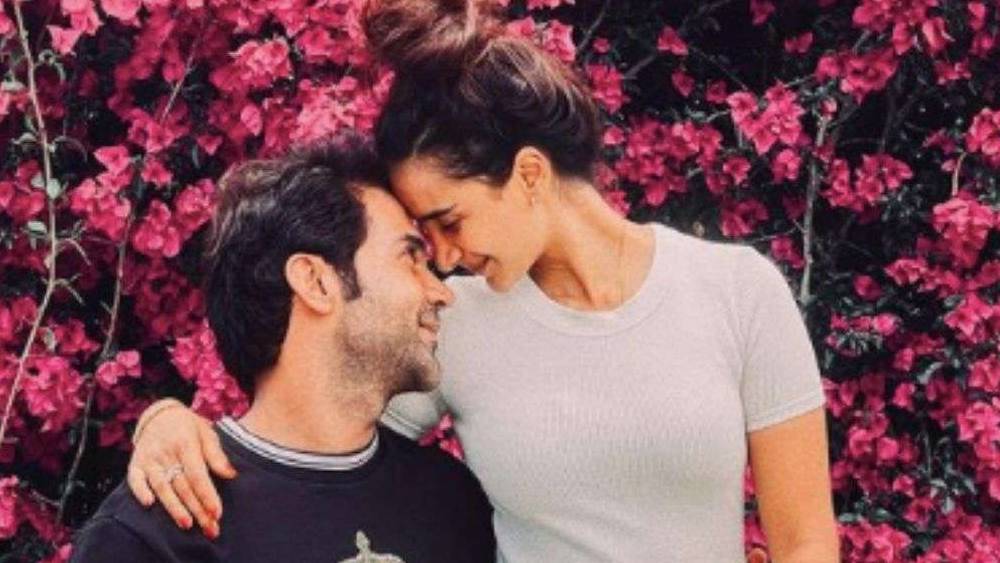 খুব বেশি রোজগার নেই তখন রাজকুমারের। তাও ভালবেসে পত্রলেখাকে একটি দামি ব্যাগ উপহার দিয়েছিলেন। কিন্তু সেই ব্যাগটি হারিয়ে যায় লন্ডনে। কাঁদতে কাঁদতে রাজকুমারকে ফোন করে সে খবর জানান পত্রলেখা। তাঁর কথায়, ‘‘দামি ব্যাগের জন্য আমার মন খারাপ হয়নি। ওই ব্যাগটা আমার কাছে স্মৃতি।’’