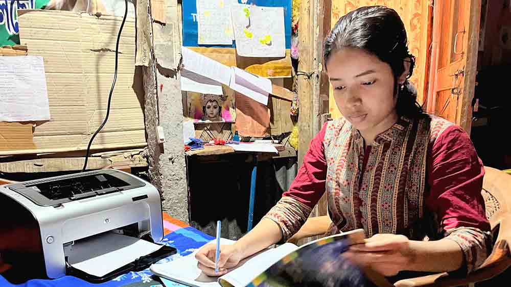 struggle of daughter of rickshaw puller for completing her studies in Jalpaiguri