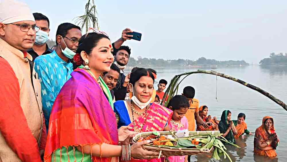মেদিনীপুরে কংসাবতী নদীর ডিএভি স্কুলের সামনের ঘাটে। ছিলেন বিধায়ক জুন মালিয়া। 