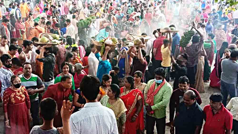 চাঁপদানির ইন্দিরা ময়দান ঘাটে ছটপুজোয় উপচে পড়া ভিড়। অধিকাংশের মুখে মাস্ক নেই। 