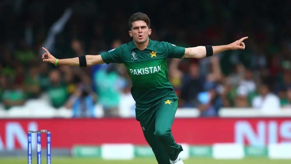 বাঁহাতি জোরে বোলার শাহিন শা আফ্রিদি ঘণ্টায় ১৪০ কিলোমিটারের বেশি বেগে বল করেন। আইপিএল-এর নিলামে নাম উঠলে হয়ত তাঁকে নিয়েই সবথেকে বেশি সময় ব্যয় হত ফ্র্যাঞ্চাইজিগুলোর। কেউই ছাড়তে চাইত না তাঁকে।