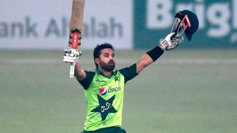 ওপেনিংয়ে বাবরের সঙ্গী মহম্মদ রিজওয়ানেরও প্রচুর টাকা দর উঠত। গত দুই বছরে সব ধরনের ক্রিকেটে তিনি পাকিস্তানের সবথেকে ধারাবাহিক ব্যাটার। এই বছরে রিজওয়ানের থেকে বেশি রান টি২০ আন্তর্জাতিকে আর কারও নেই। এই বছর ২২টি ম্যাচে ৮৭.৮১ গড়ে ৯৬৬ রান করেছেন তিনি।